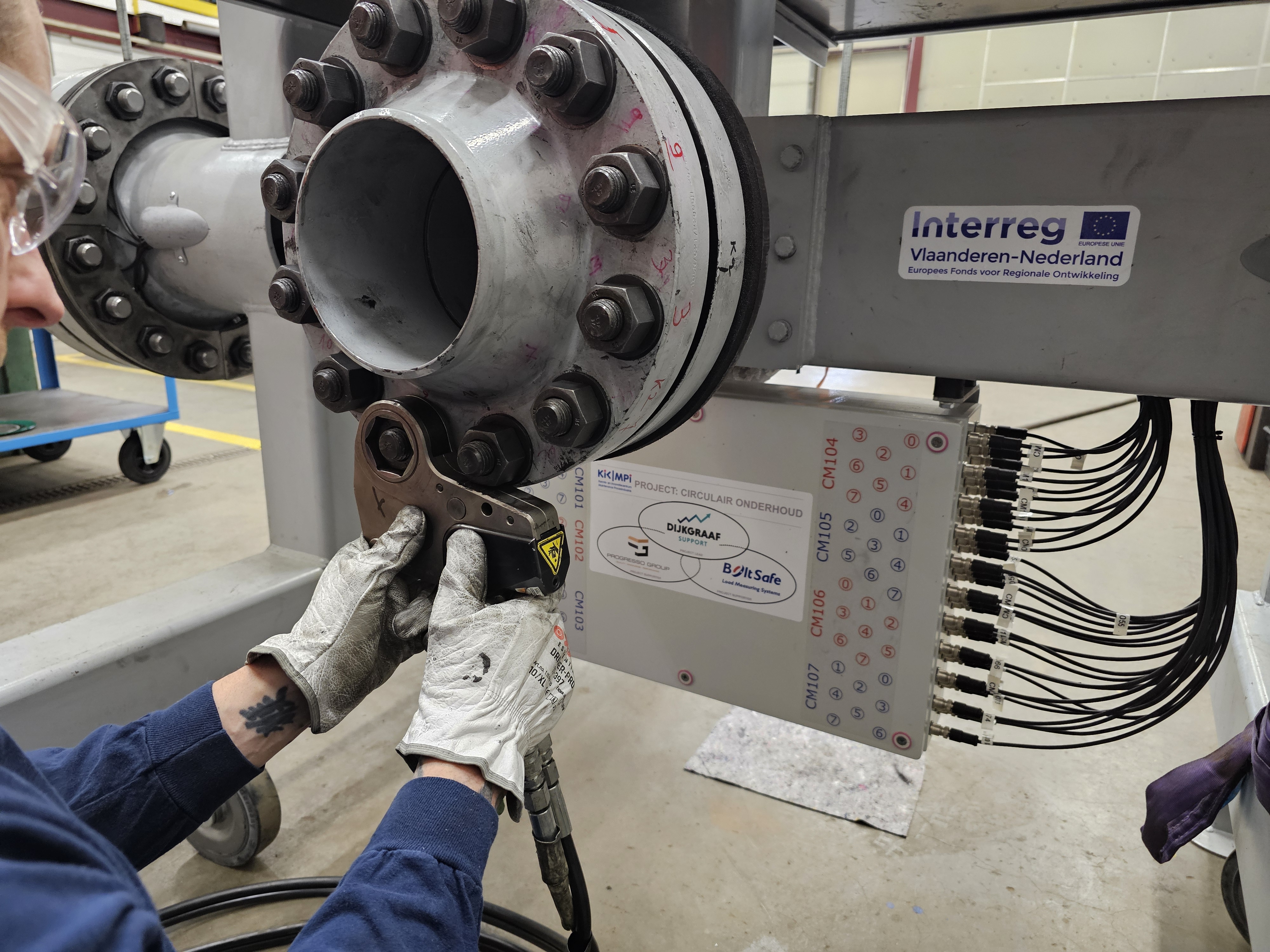 Detailcontrole flange verbinding met gereedschap