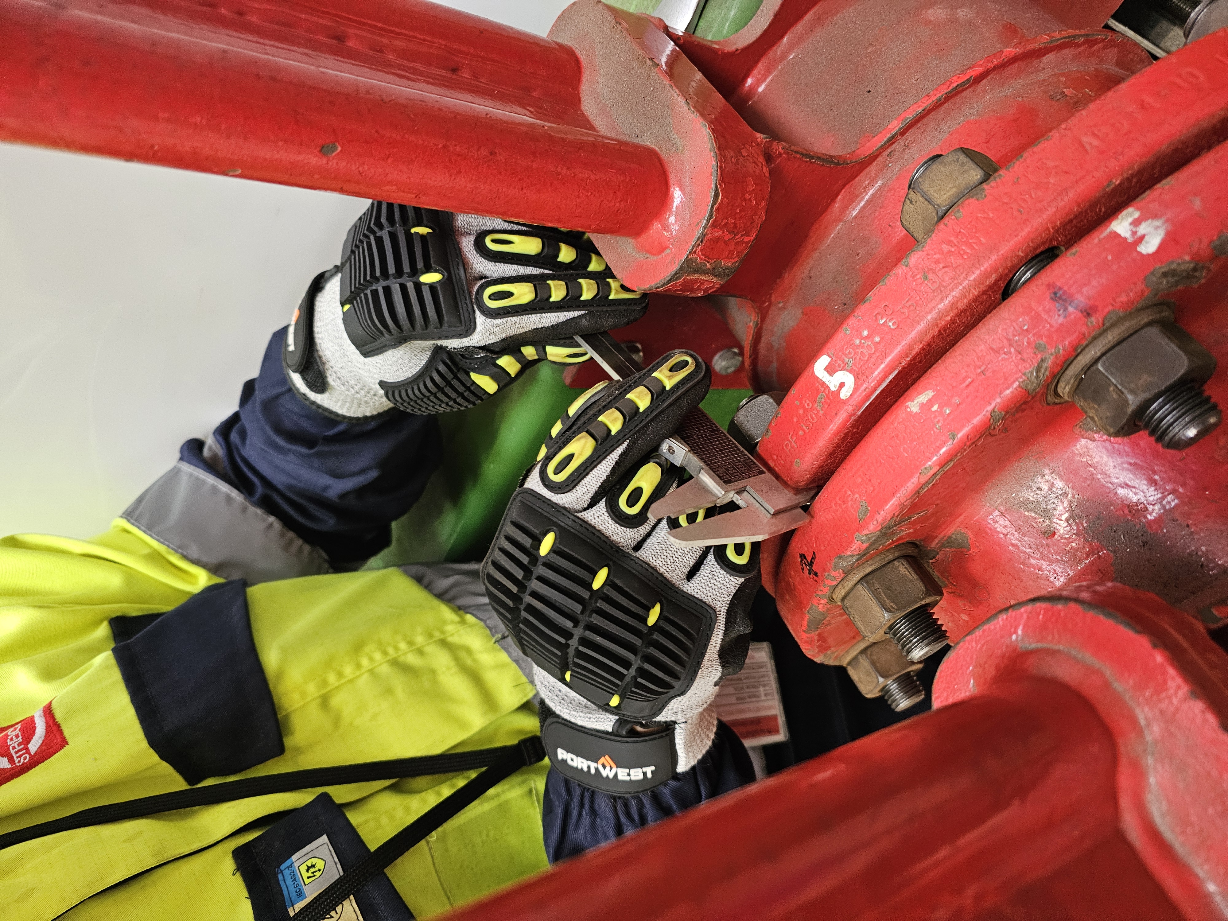 Technicus werkt aan flange koppeling op industriële installatie