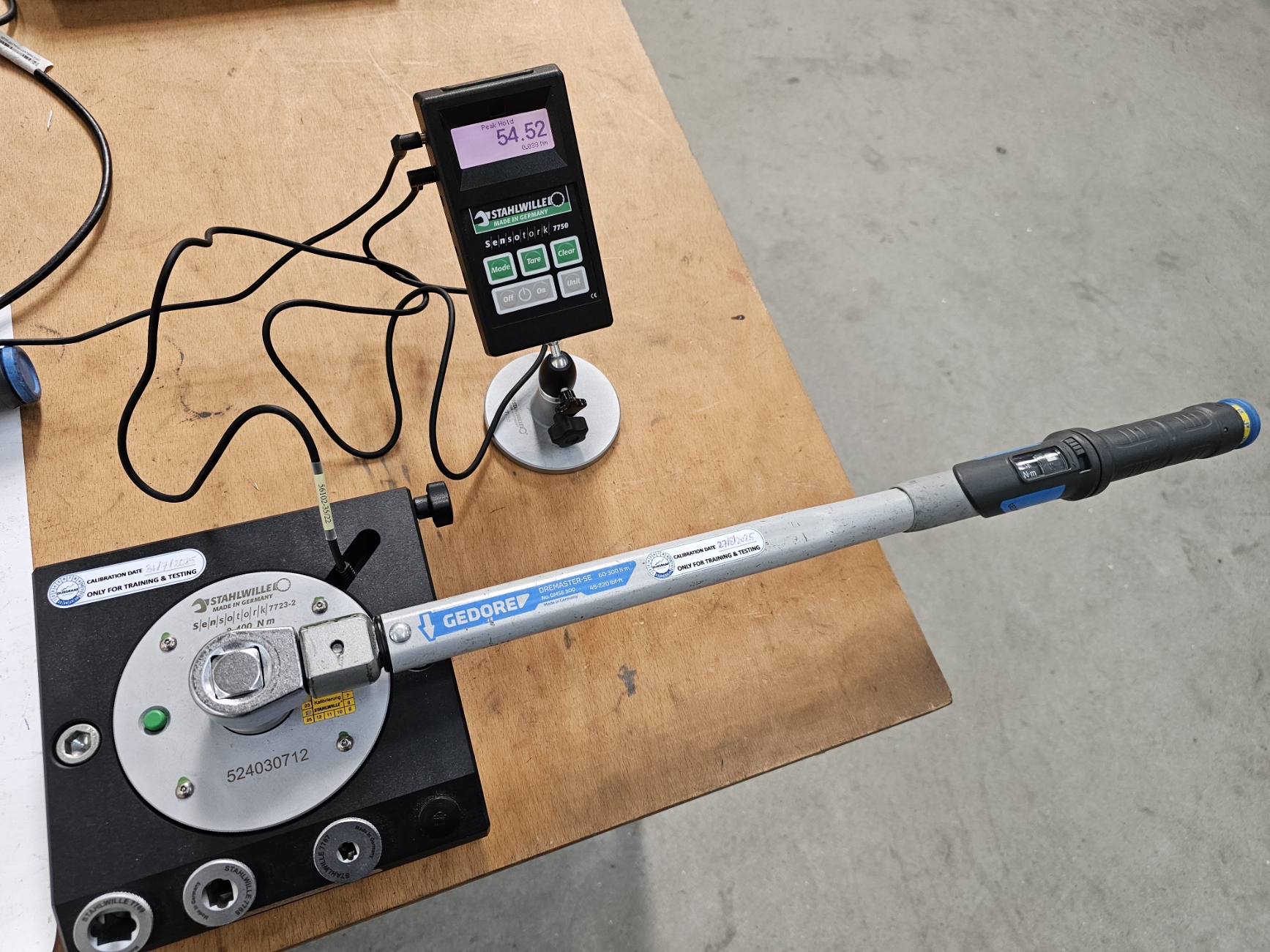 Gekalibreerde momentsleutel met digitale aflezing — torquemeting tijdens inspectie
